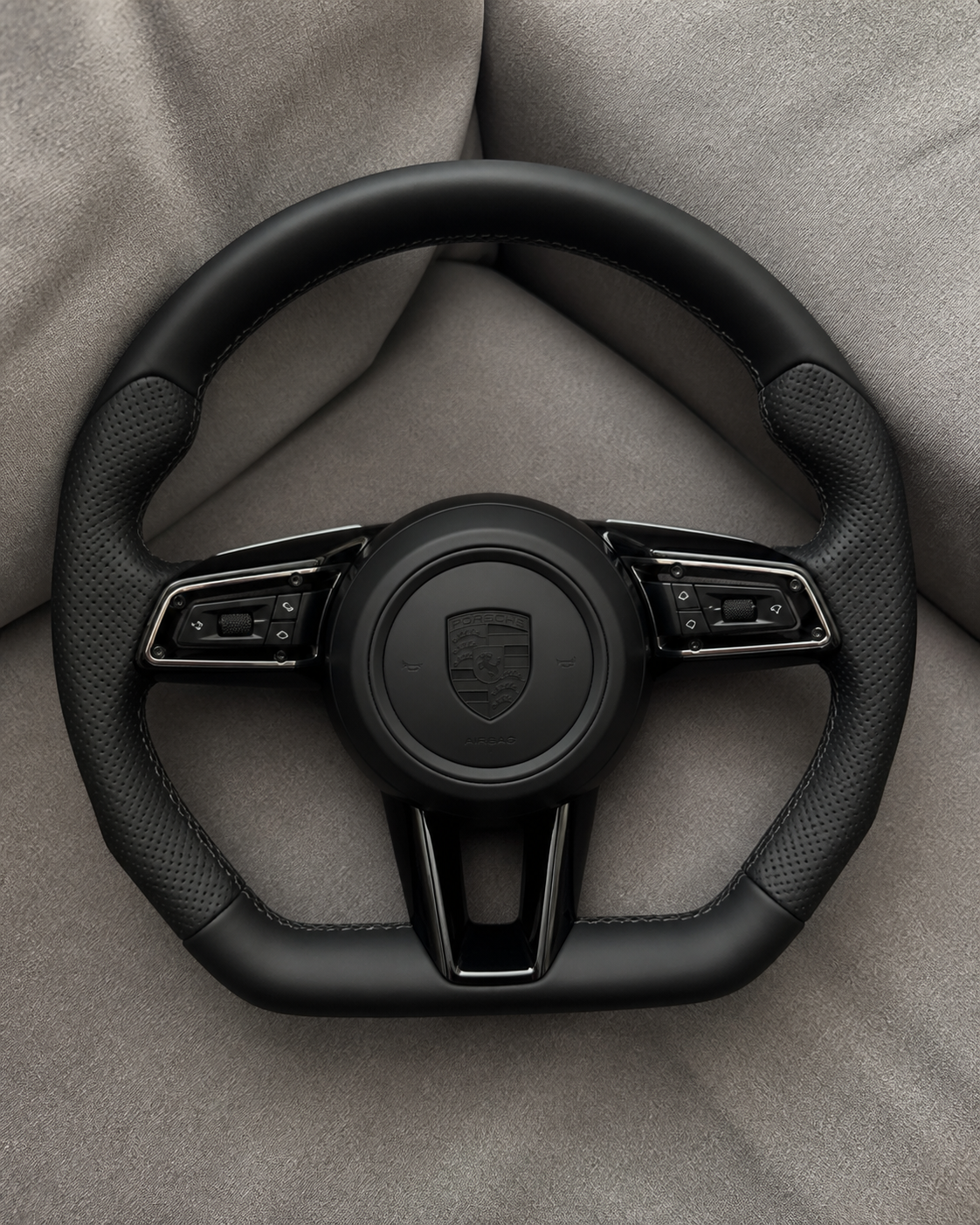 Volante Porsche Taycan recebido pelo Rui