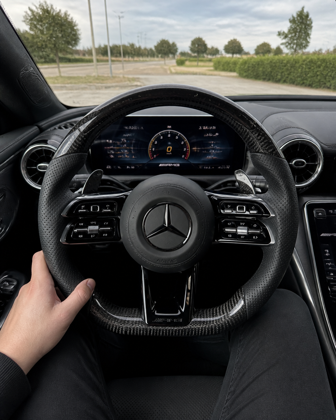 Volante Mercedes-AMG em carbono recebido pelo Tiago