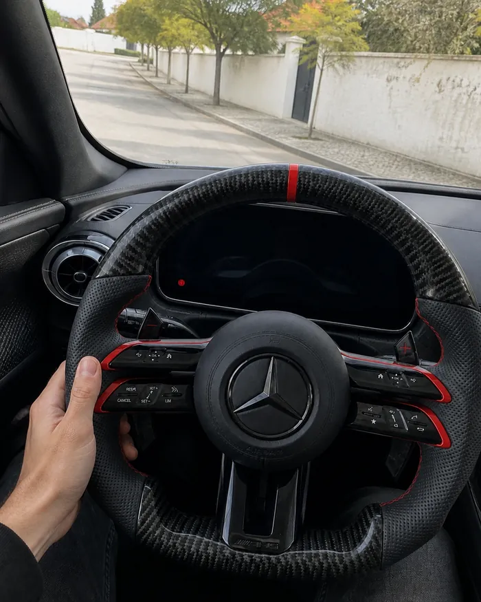 Volante Mercedes-AMG em carbono recebido pelo Tiago